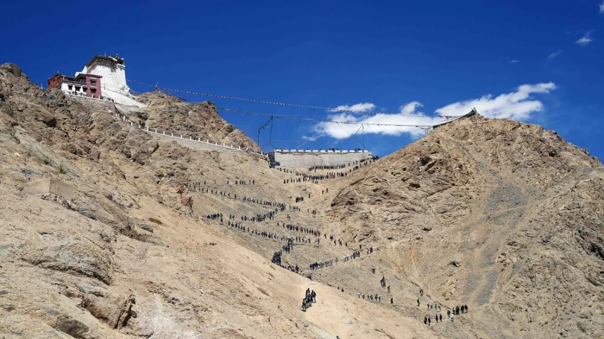 several-flights-cancelled-after-temperatures-in-cold-desert-leh-touch-35-degrees-celsius